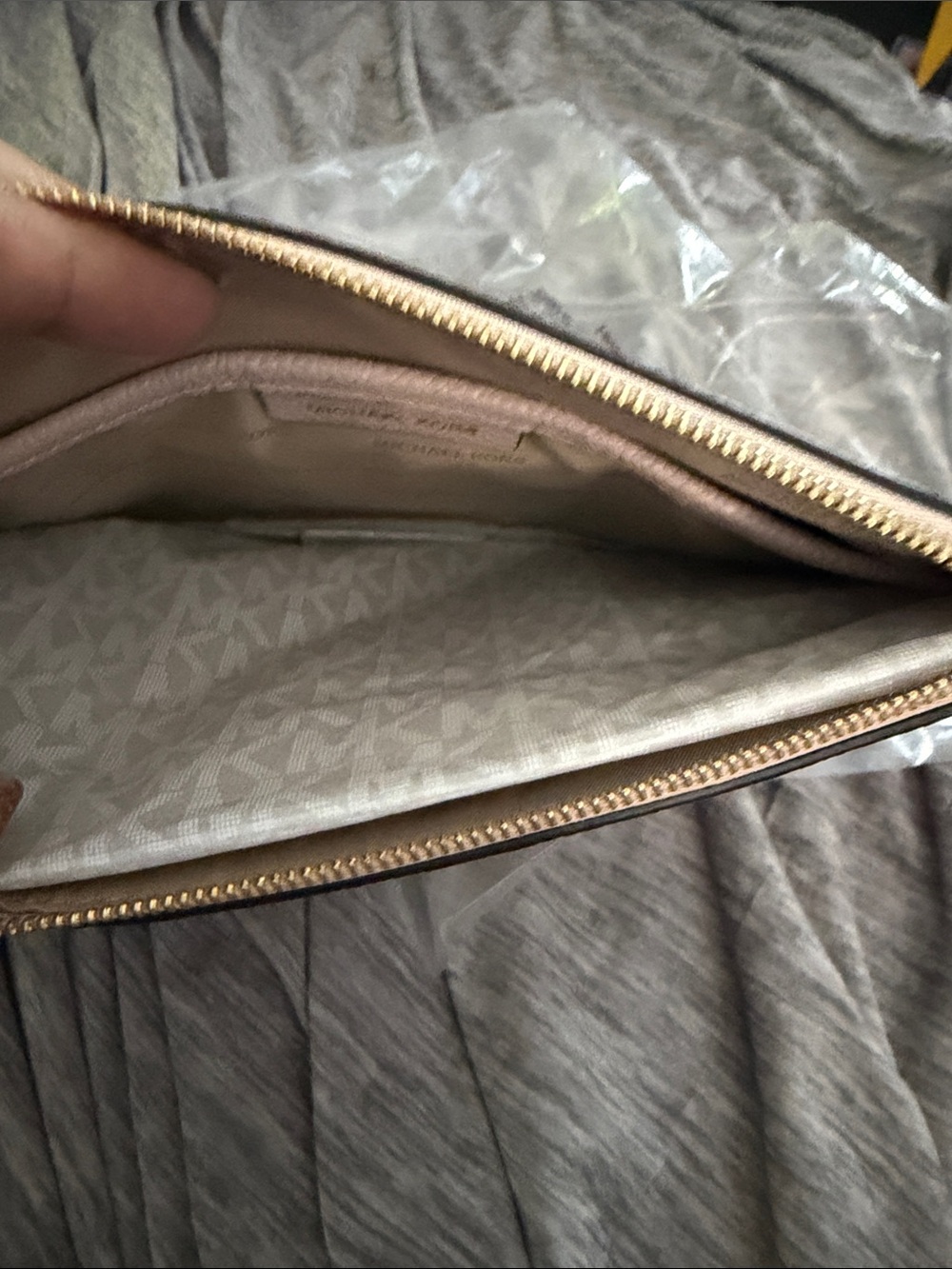 Michael Kors Blush Pebbled Leather Wristlet with Gold MK Logo - Picture 2 of 3